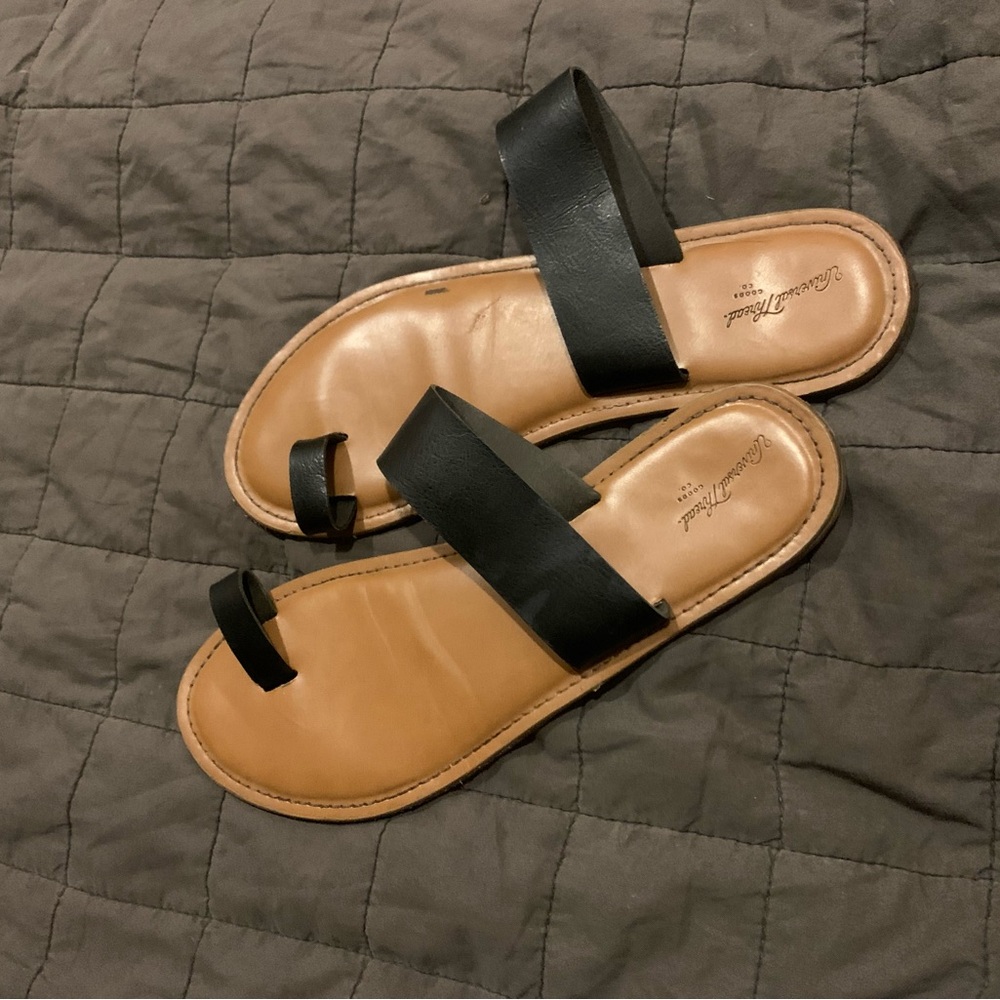 Universal Thread Sandals